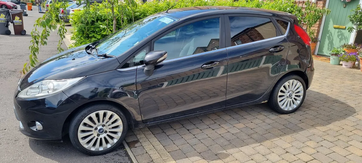 Ford Fiesta 2010 - Image 2