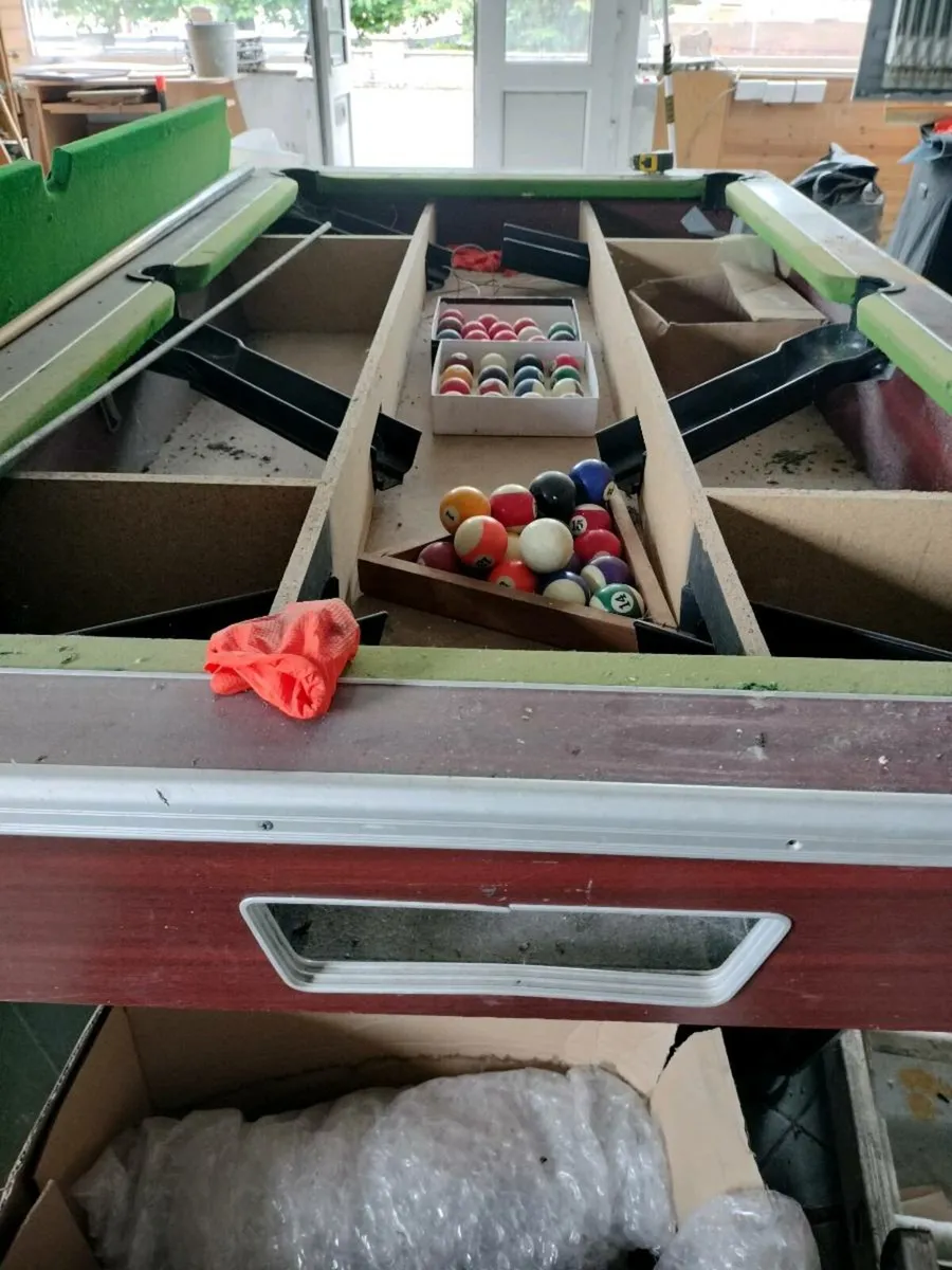 Pool table - Image 1