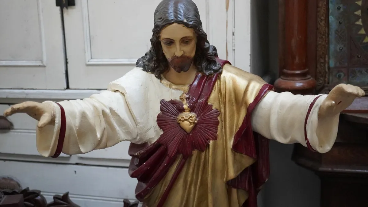 🕊️ Sacred Heart of Jesus Religious Statue - Image 2
