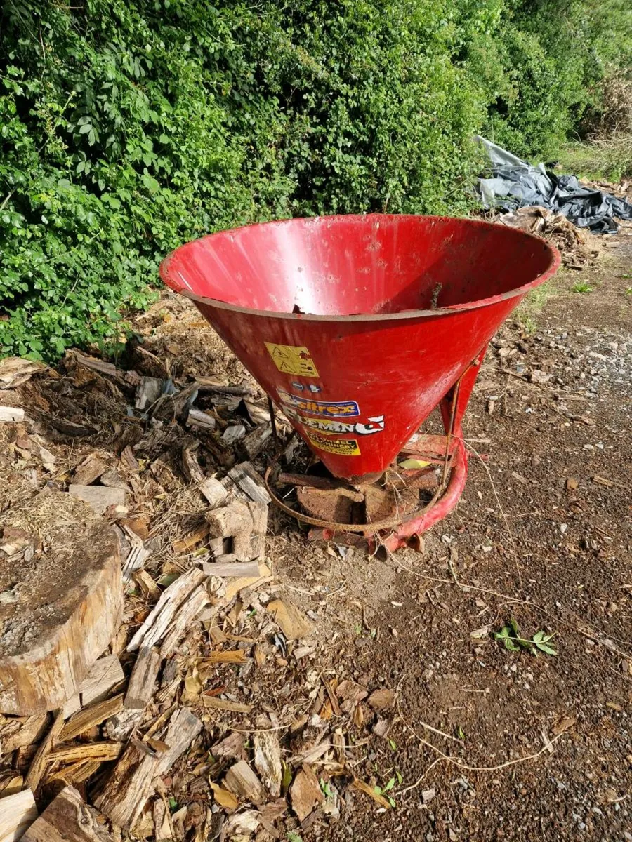 Fertiliser spreader - Image 1