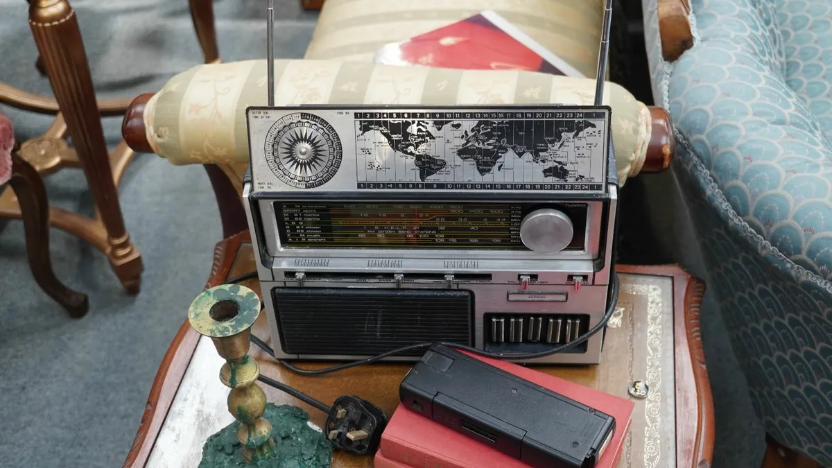 📻 Vintage HIRA Multi-Band Radio – Working Conditi - Image 1
