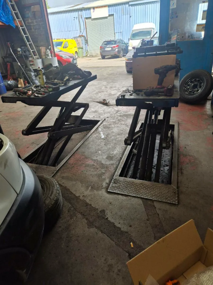 2 high rise scissor lifts - Image 1