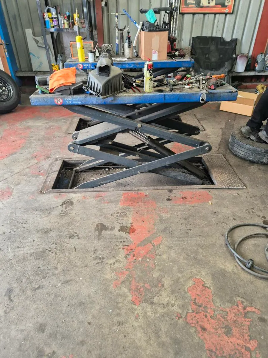 2 high rise scissor lifts - Image 2