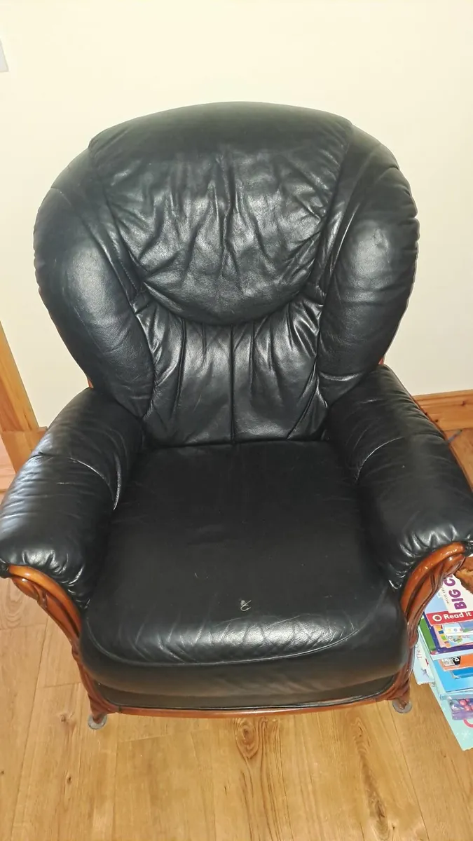Leather Couch and chairs - Image 3