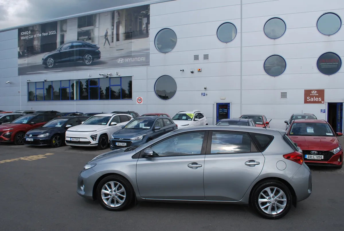Toyota Auris 2014 - Image 2