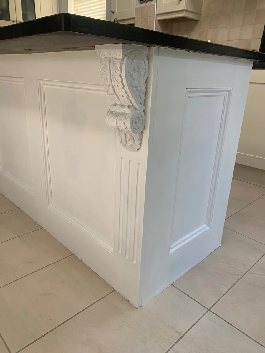 Kitchen Island - Image 1