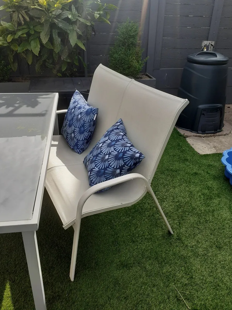 Garden table - Image 1