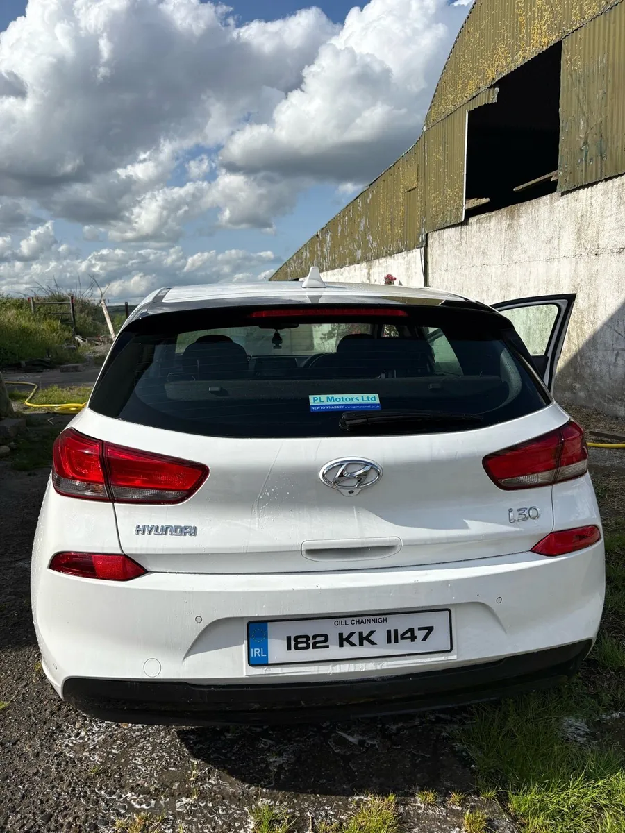 White Hyundai i30 - Image 2