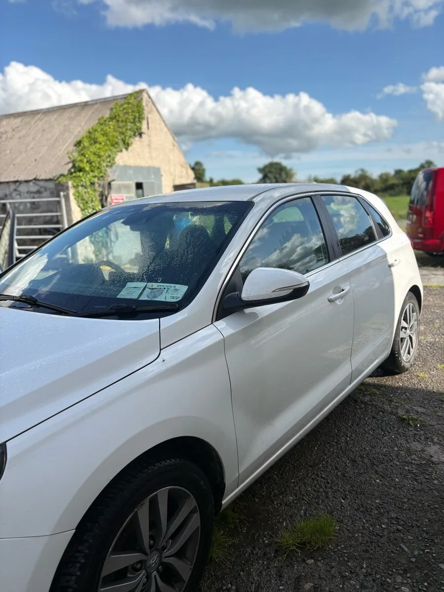 White Hyundai i30 - Image 3