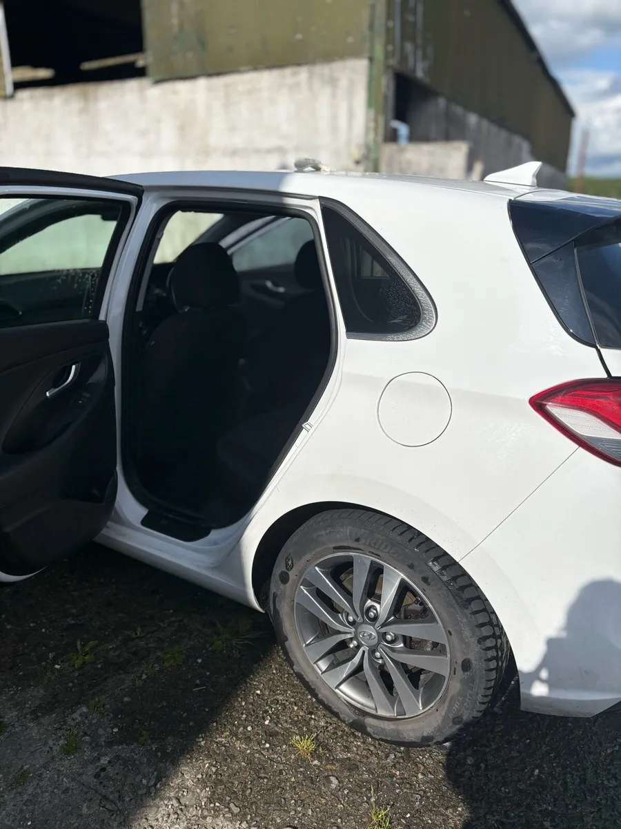 White Hyundai i30 - Image 4