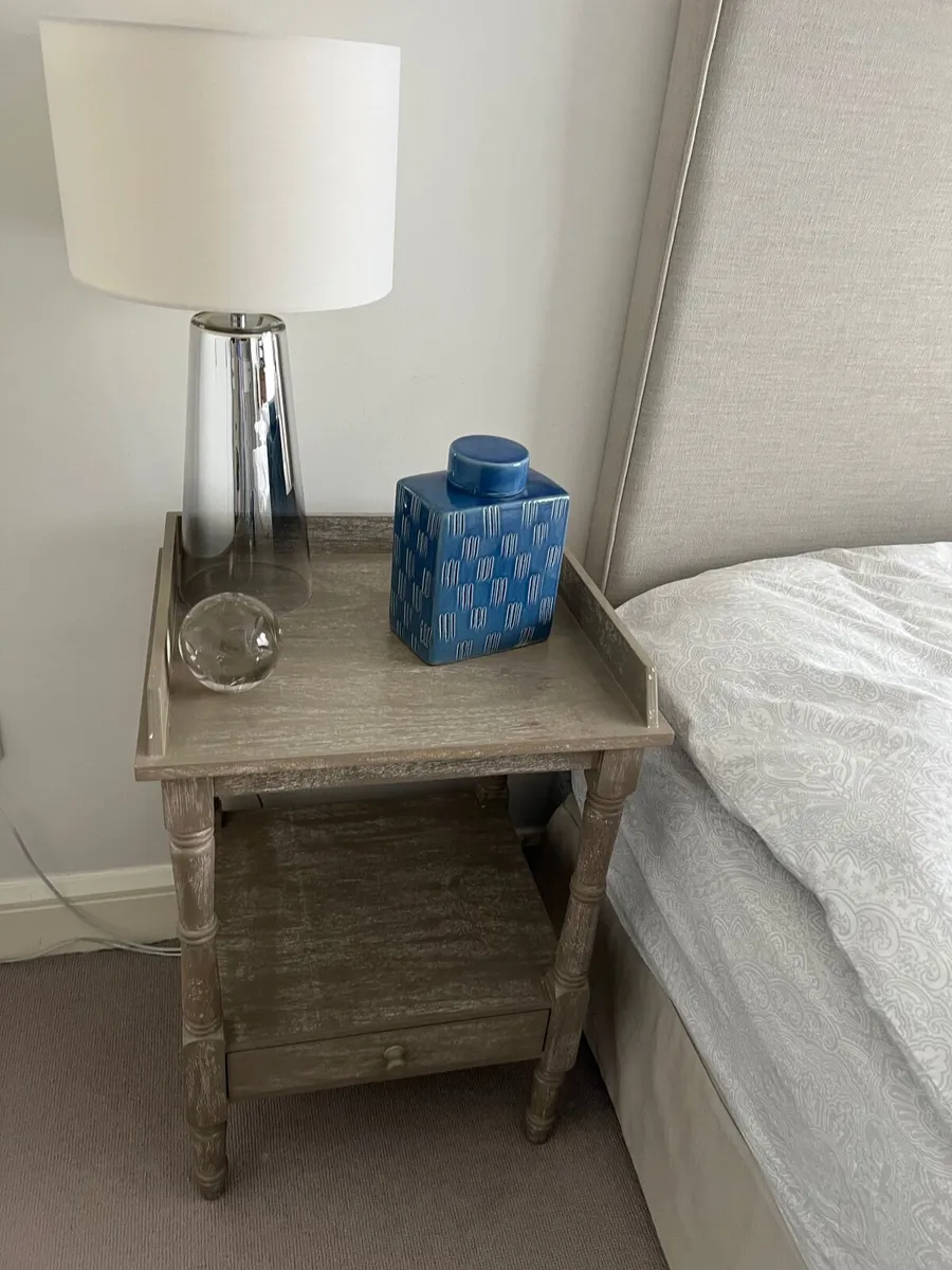 2 Bedside tables and 2 lamps - Image 1