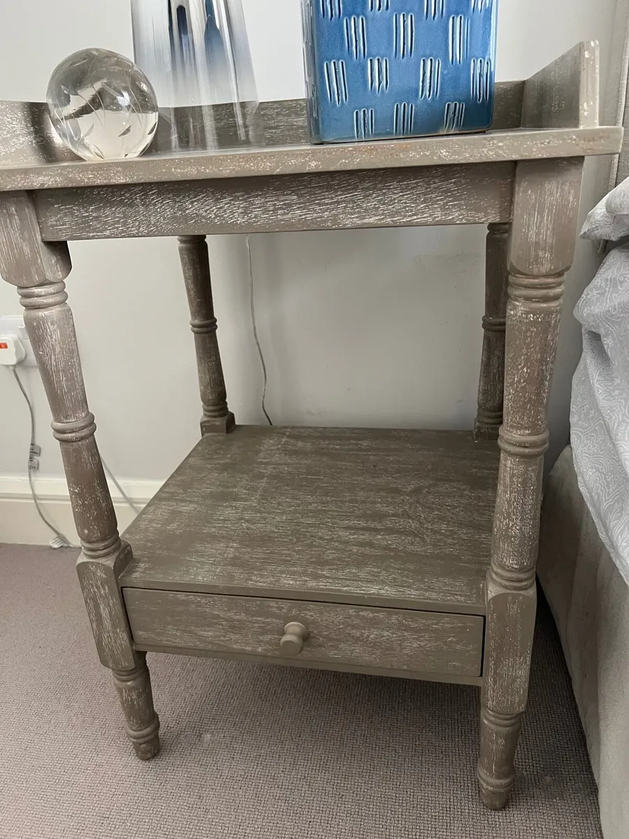 2 Bedside tables and 2 lamps - Image 2