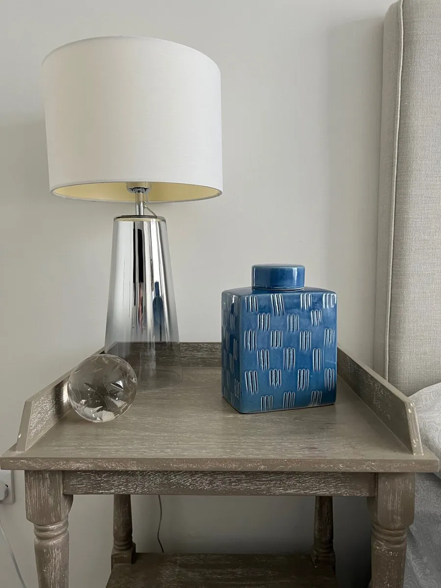 2 Bedside tables and 2 lamps - Image 3