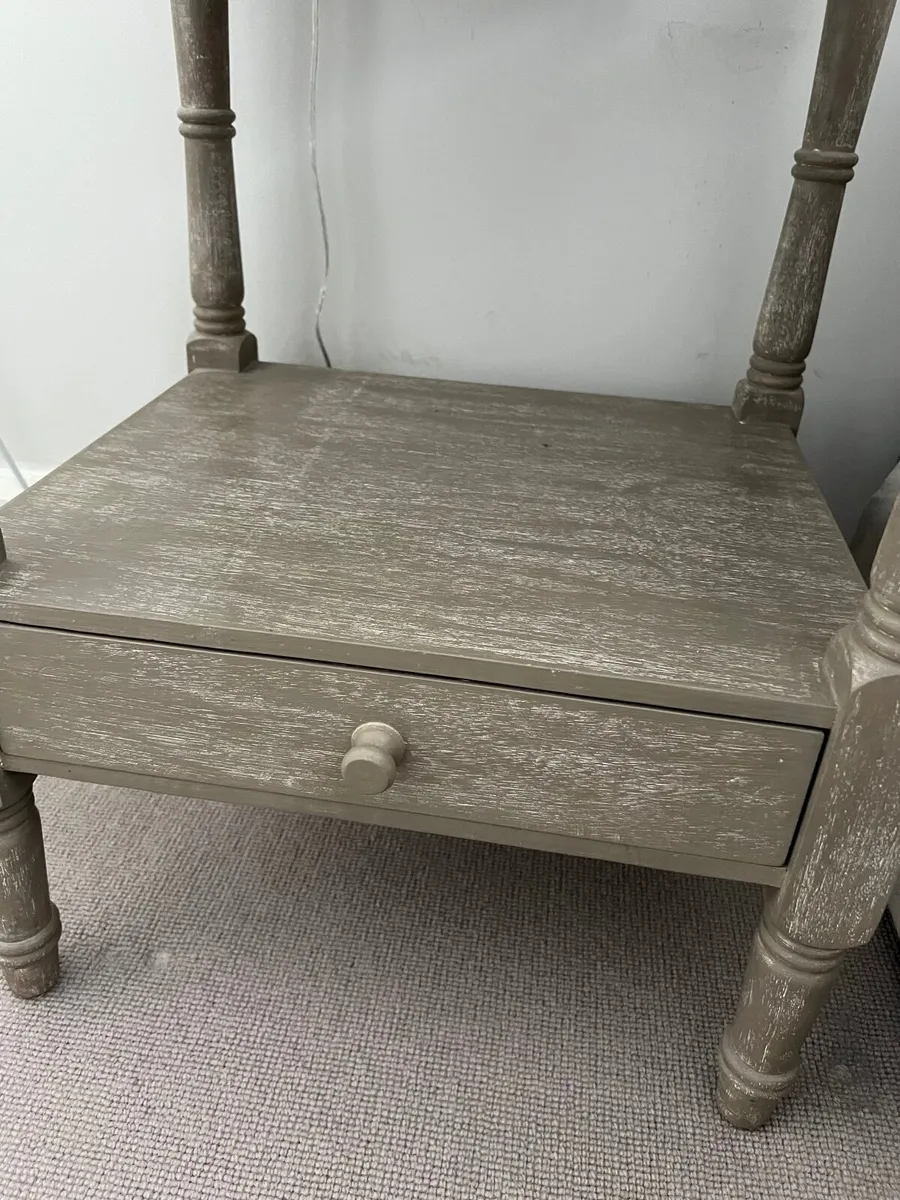 2 Bedside tables and 2 lamps - Image 4