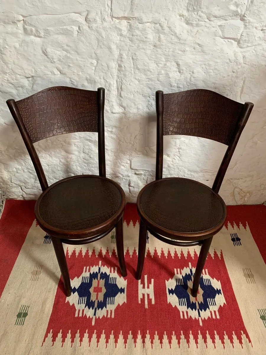 A pair of original Thonet bentwood chairs. - Image 2