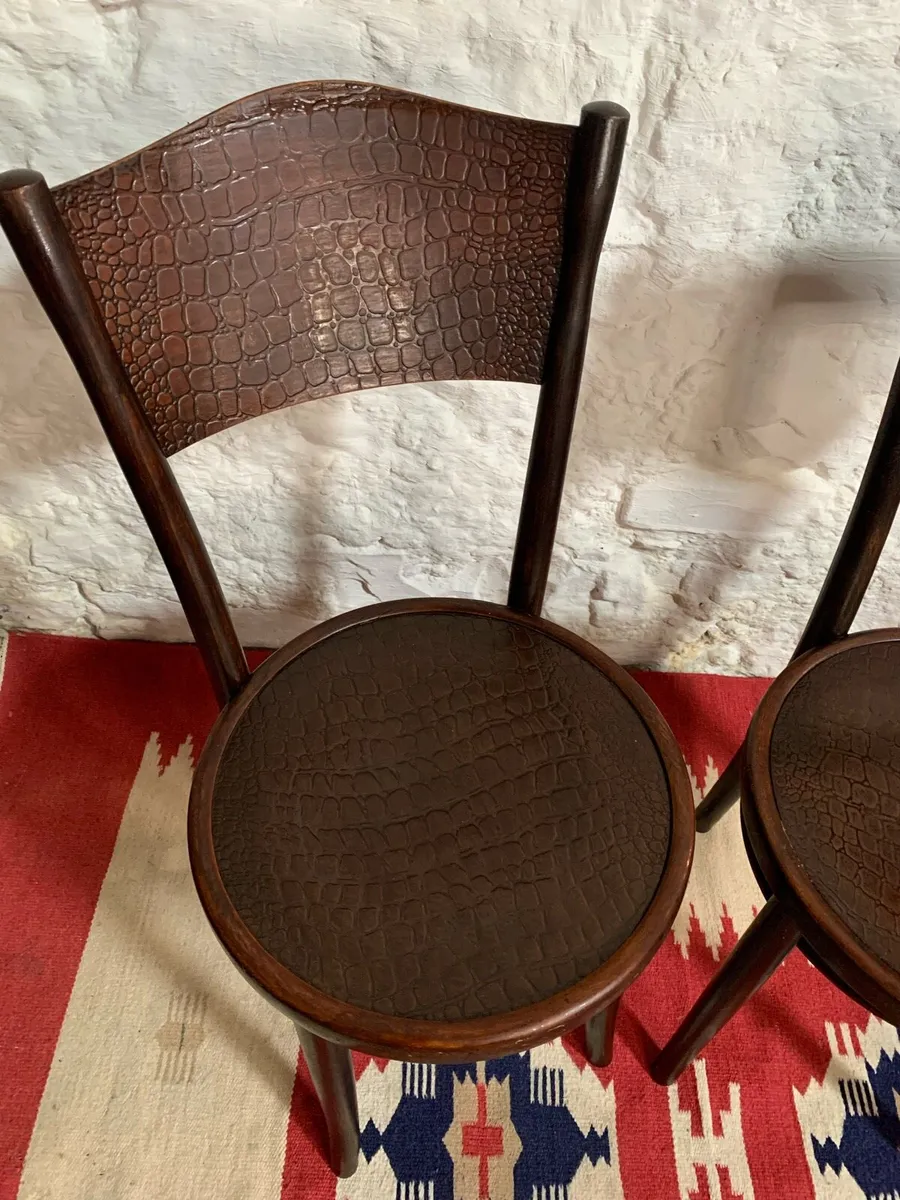 A pair of original Thonet bentwood chairs. - Image 3