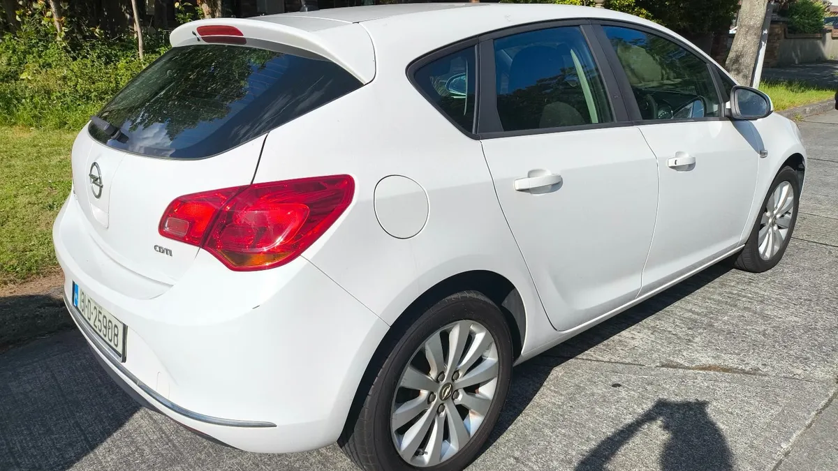 Opel Astra 2013 - Image 2
