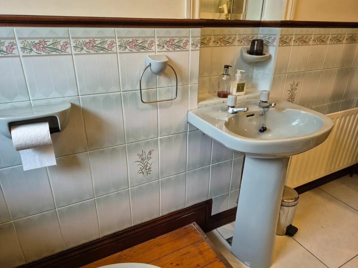 Bathroom suite - Image 4