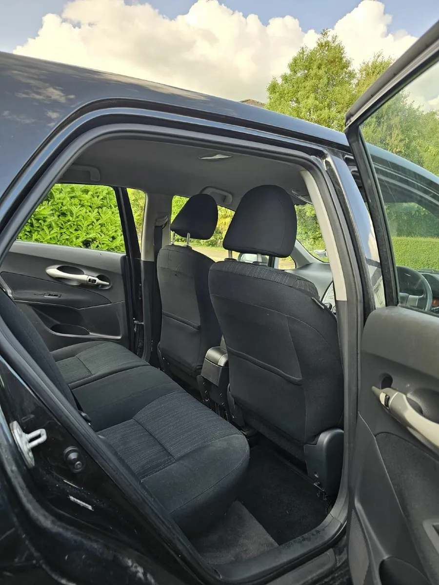 Toyota Auris 2008 - Image 2