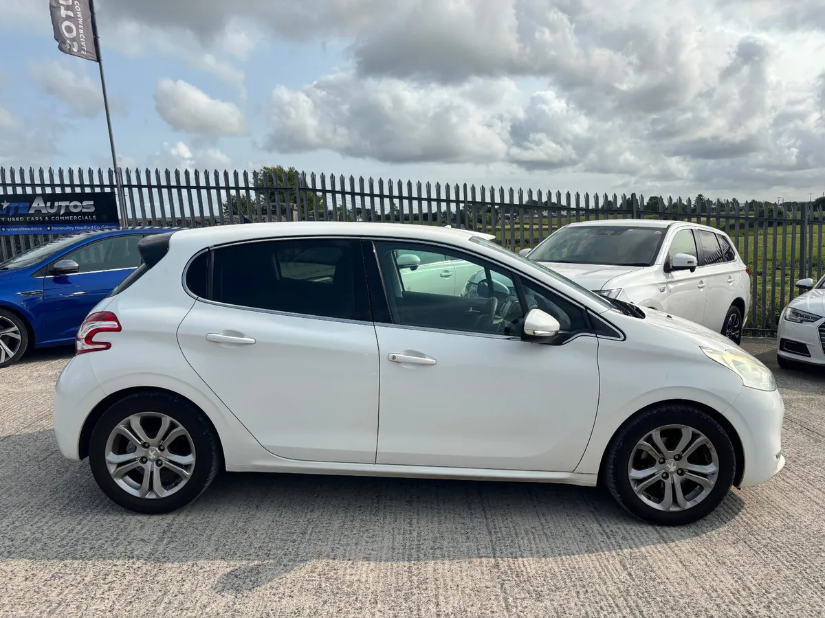 Peugeot 208 Allure automatic 2015 - Image 4