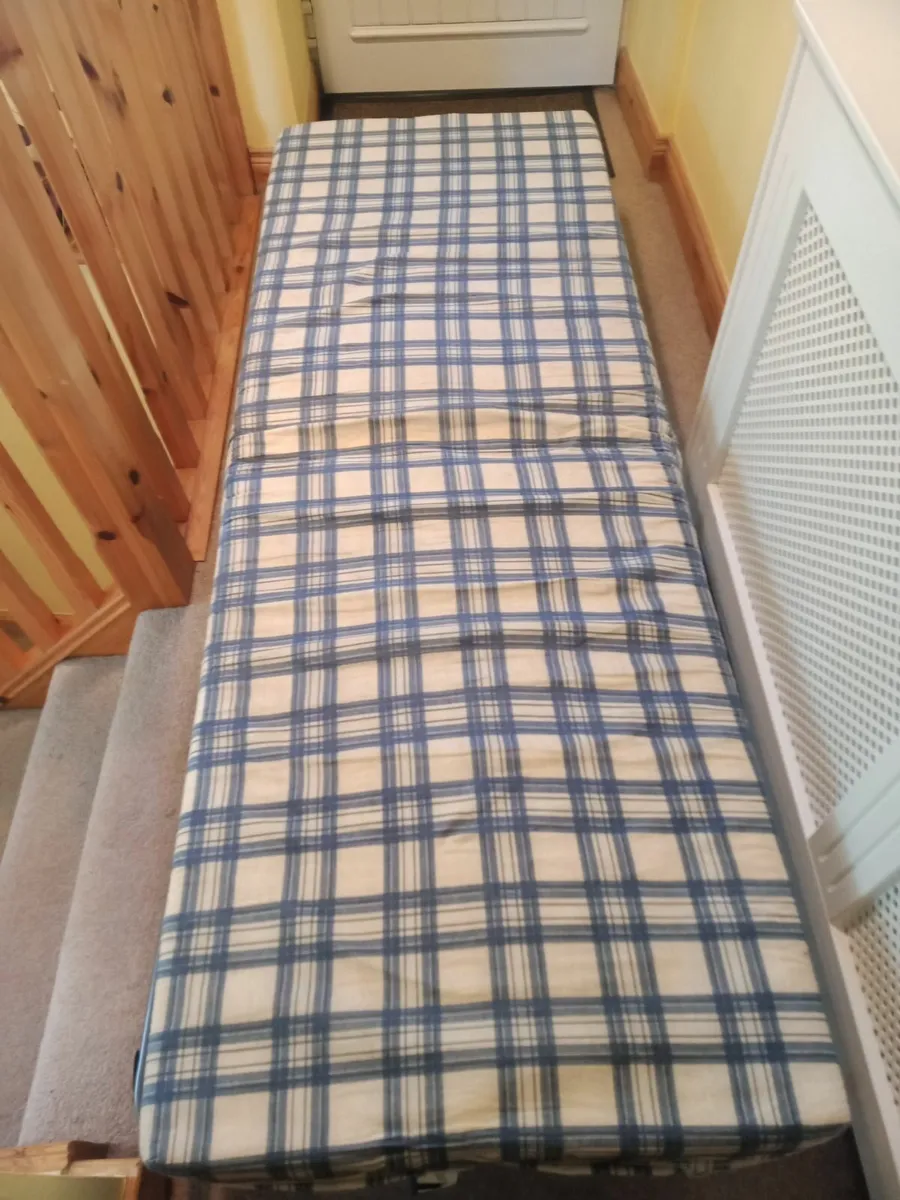 Fold Up Bed + Bed Linen - Image 3