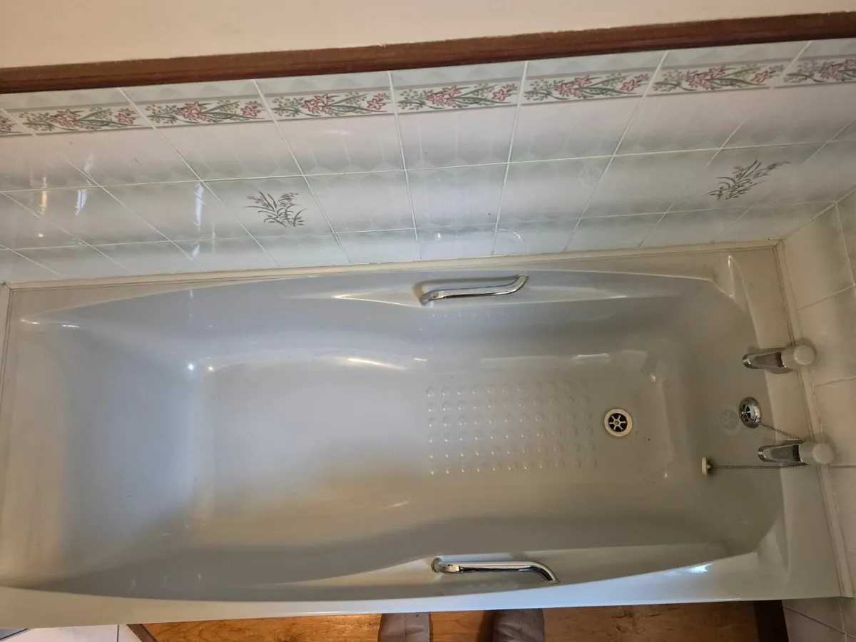 Bathroom suite - Image 1