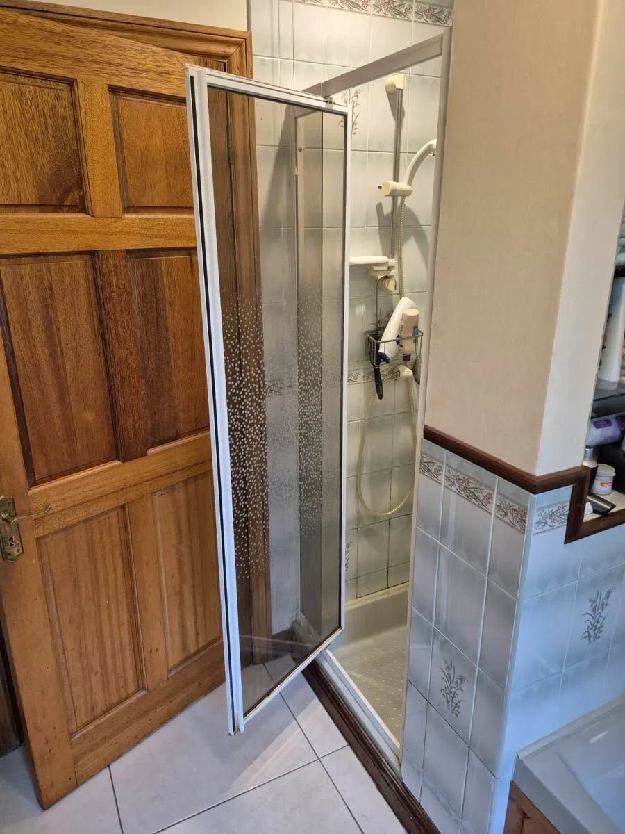 Bathroom suite - Image 2