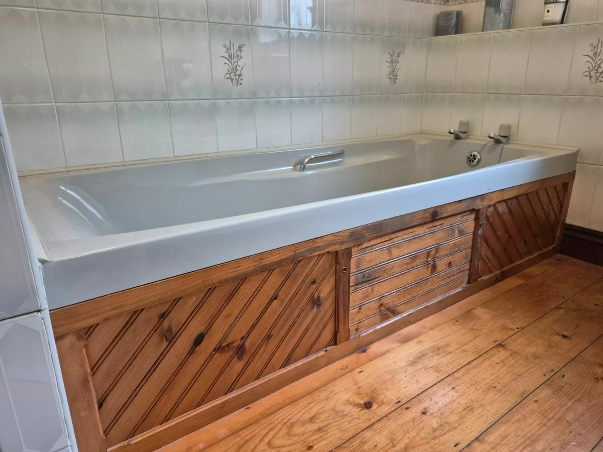 Bathroom suite - Image 3