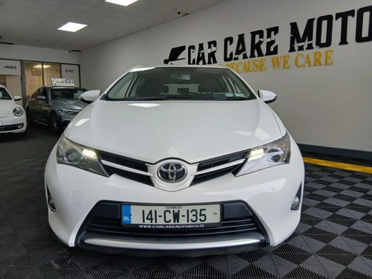 Toyota Auris 1.4 D-4d Aura 4DR - Image 2