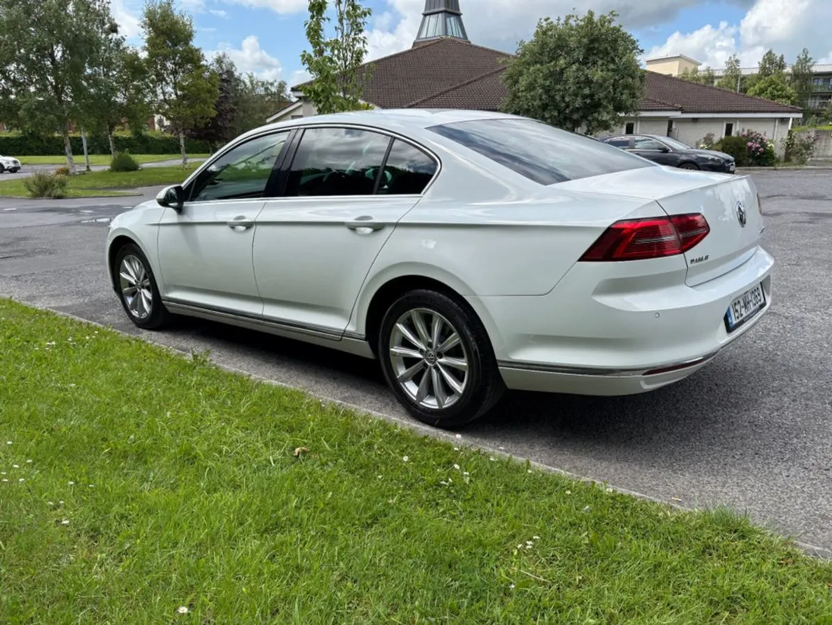 Volkswagen Passat Highline 2.0 TDI Manual 6speed - Image 3