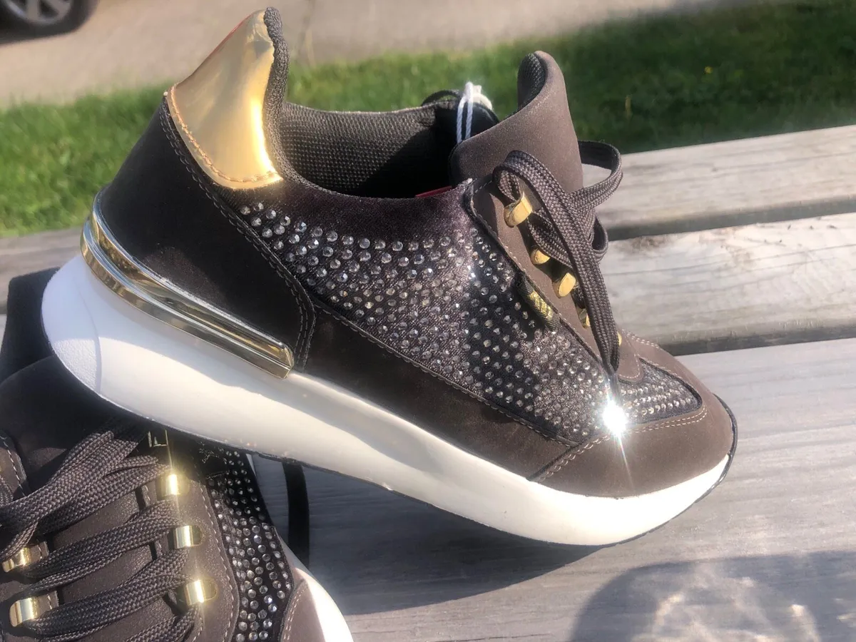 Women’s Trainers. Size 4 - Image 2