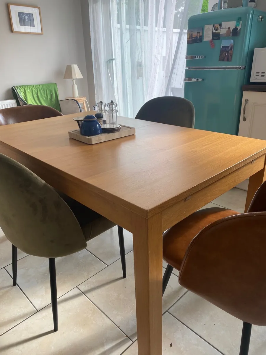 Extendable wooden table, (fits 6, extn fits 10) - Image 1