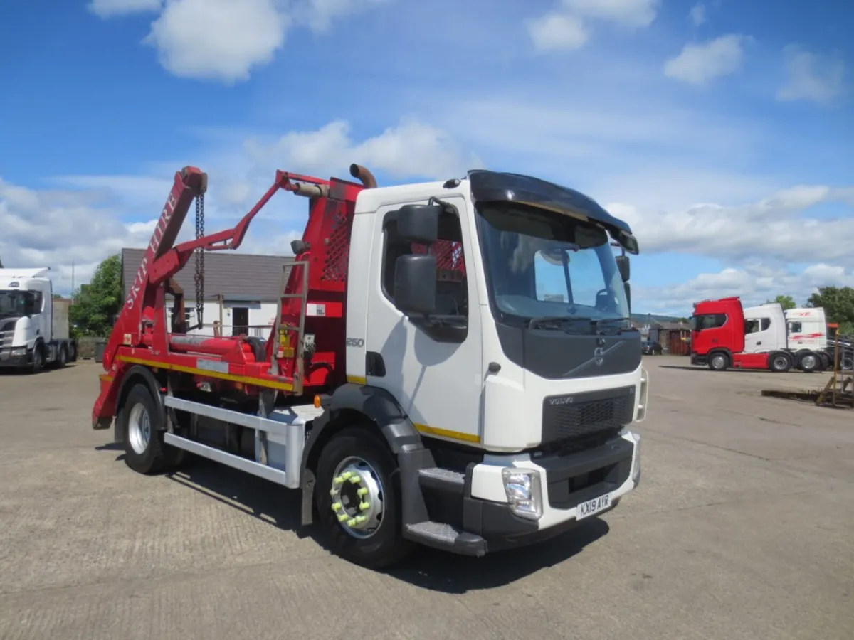 Volvo FL250 Skip truck - Image 1
