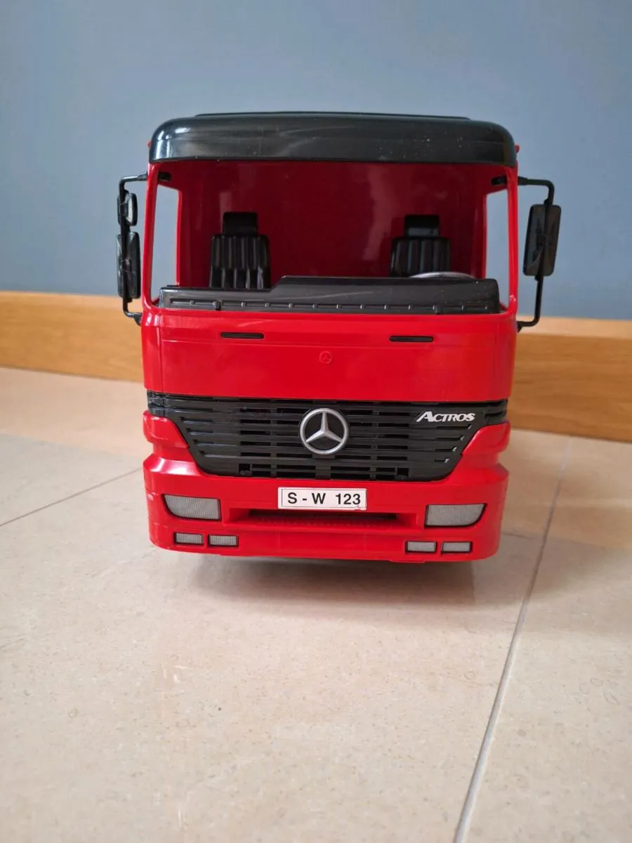 Bruder Mercedes Dump Truck - Image 2