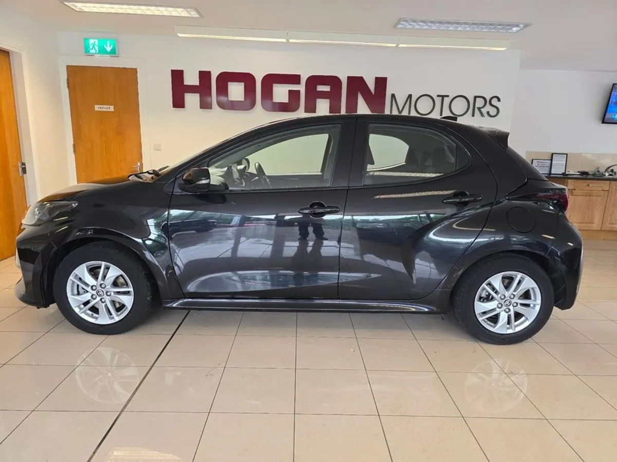 Toyota Yaris Hybrid Luna Automatic - Image 4