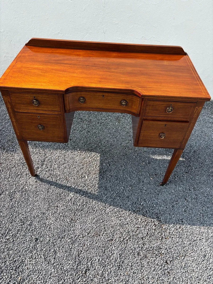 Inlaid desk by Hicks - Image 1