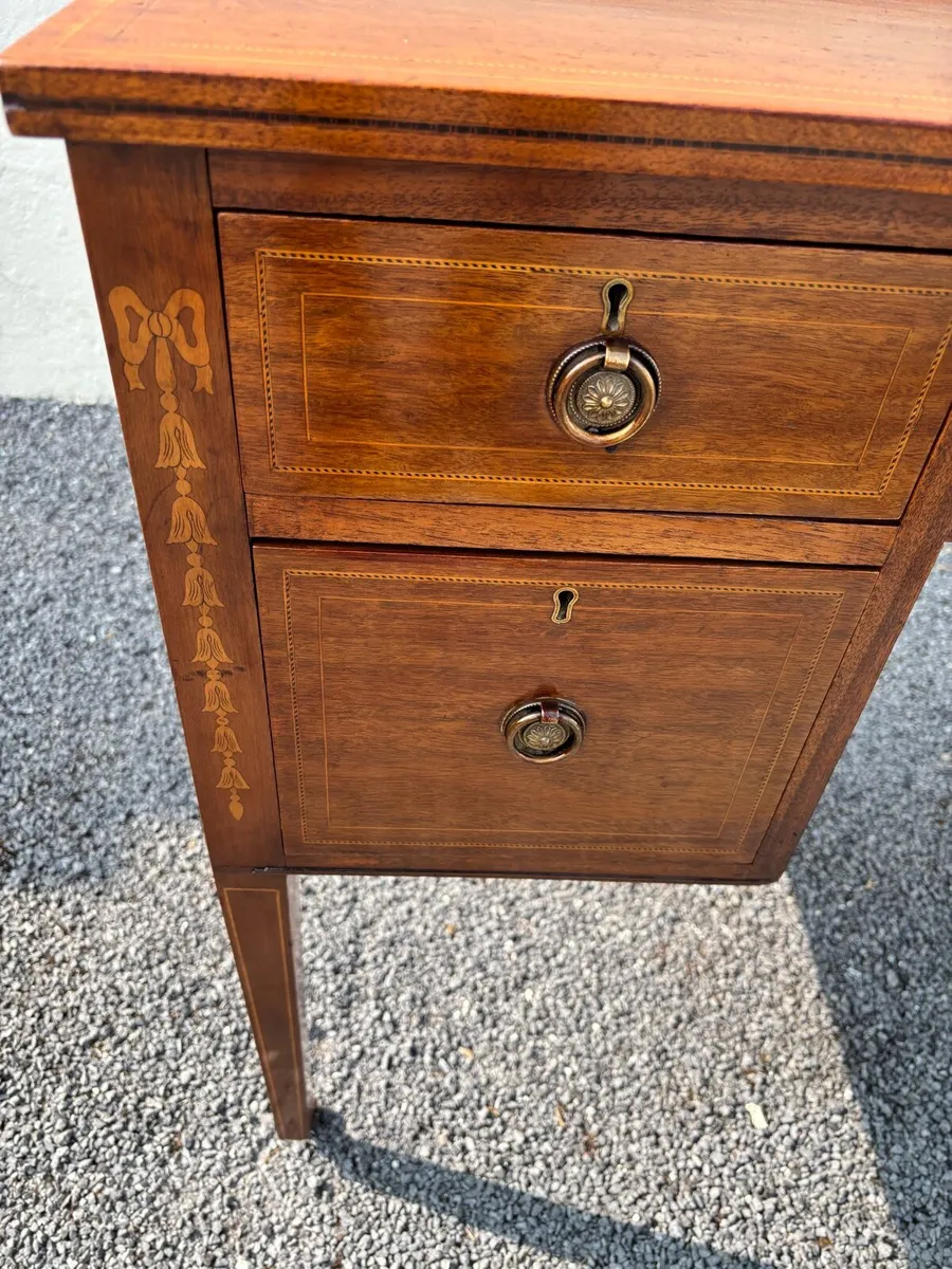Inlaid desk by Hicks - Image 4