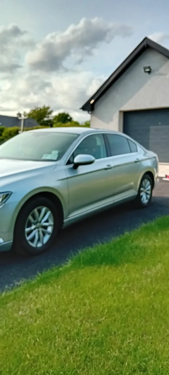 Volkswagen Passat 2017 - Image 2