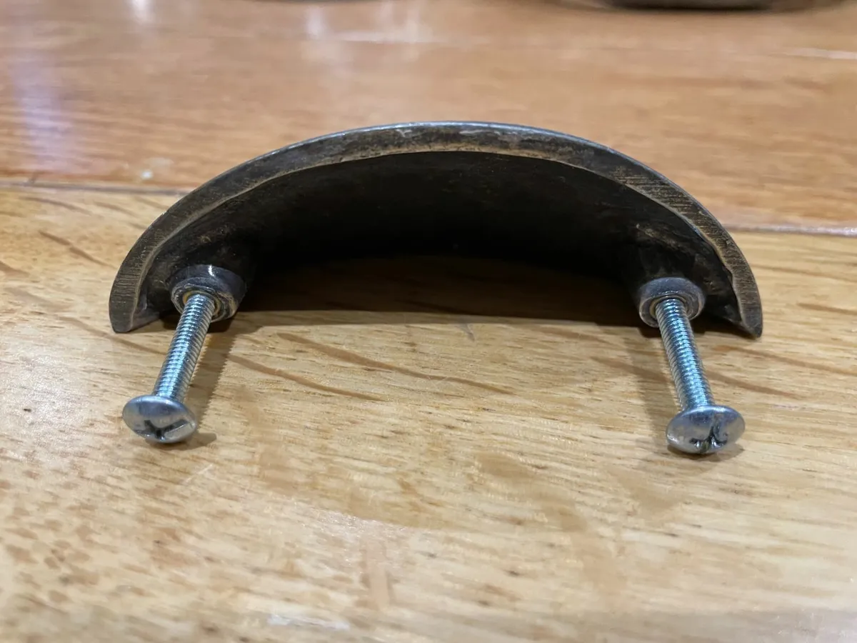 Door handles: Shell & Fleur-De-Lys - €1.50 each - Image 2