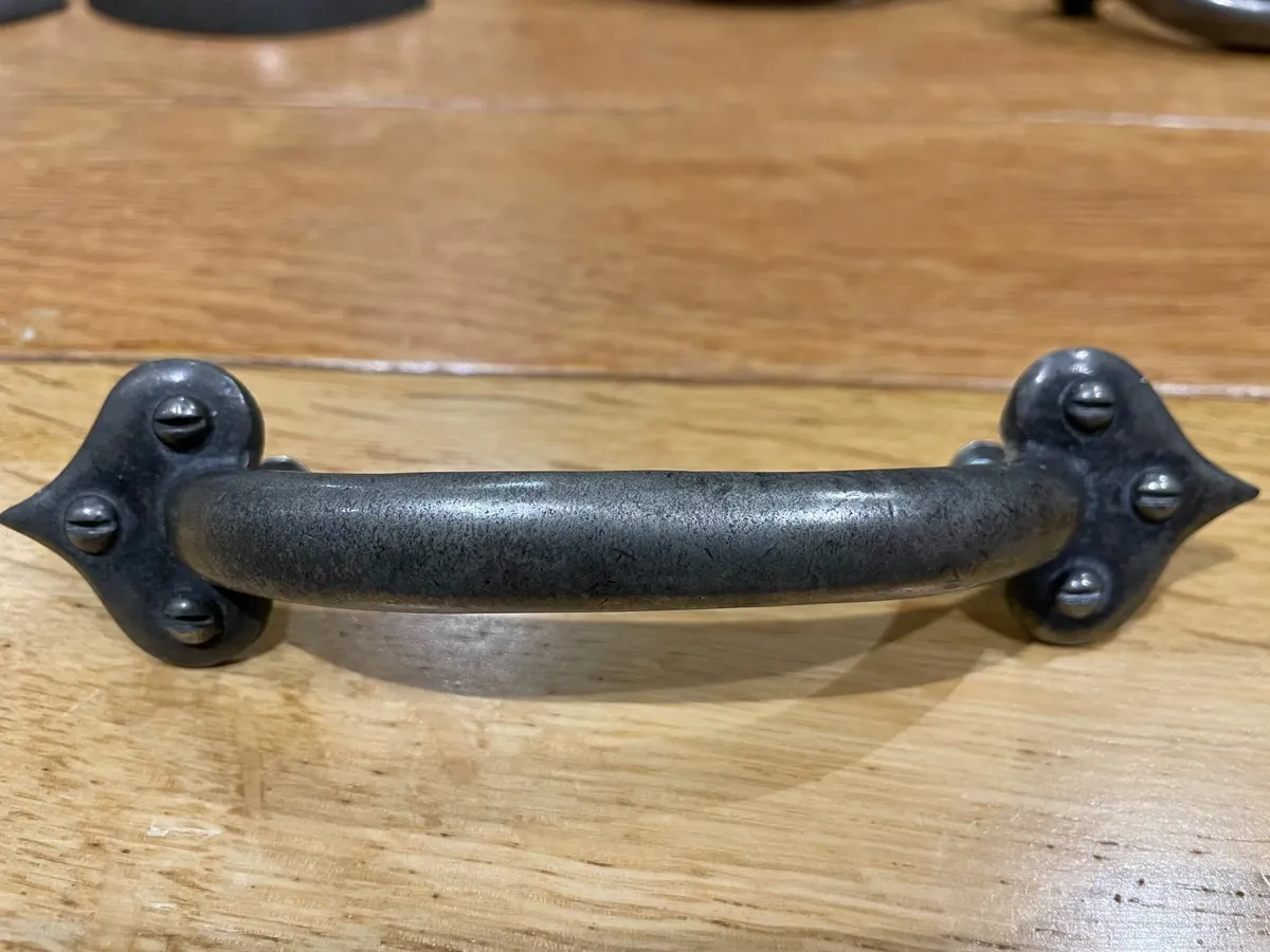 Door handles: Shell & Fleur-De-Lys - €1.50 each - Image 4