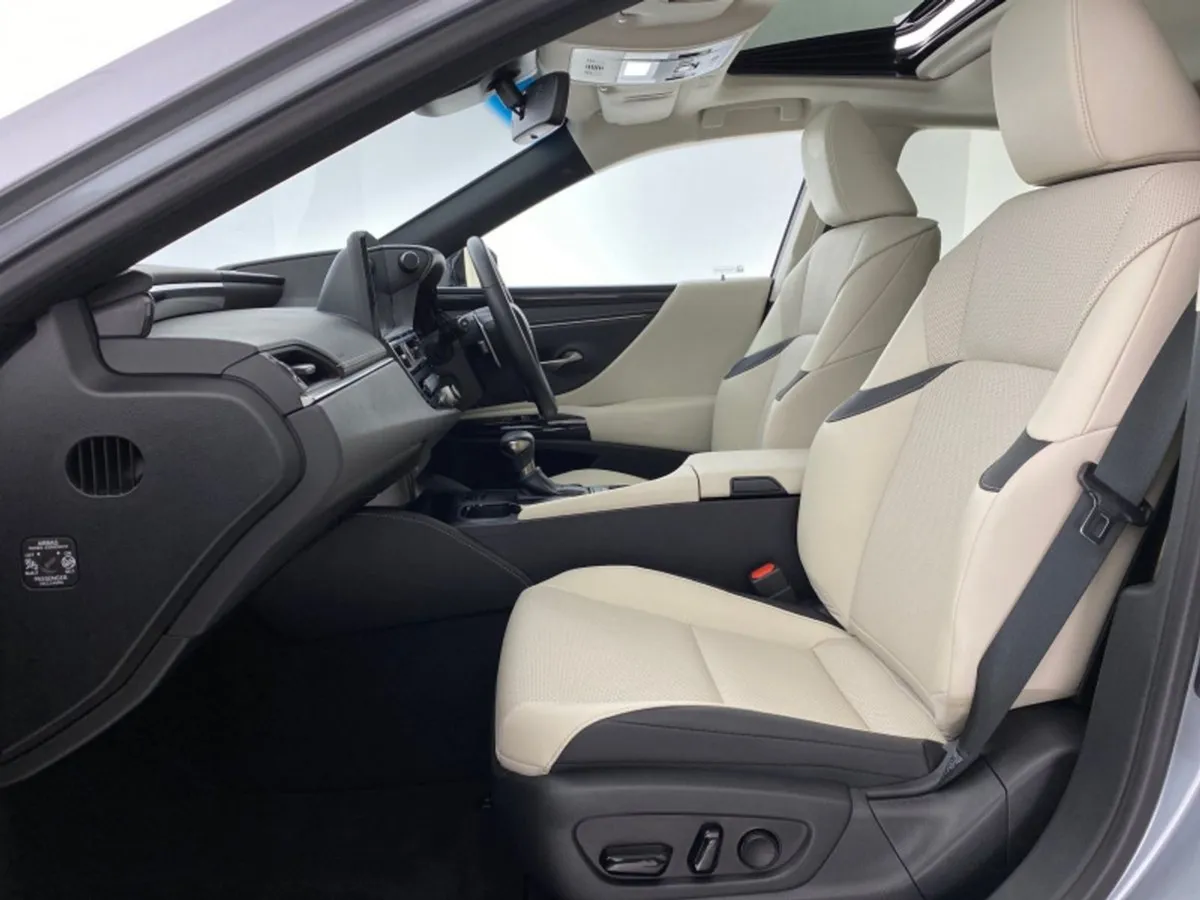 Lexus ES 300h Dynamic - Image 2
