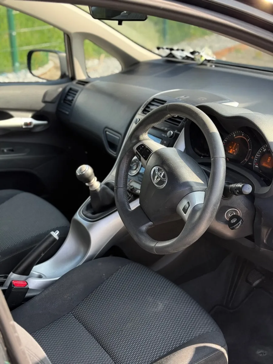 Toyota Auris 2010 - Image 2