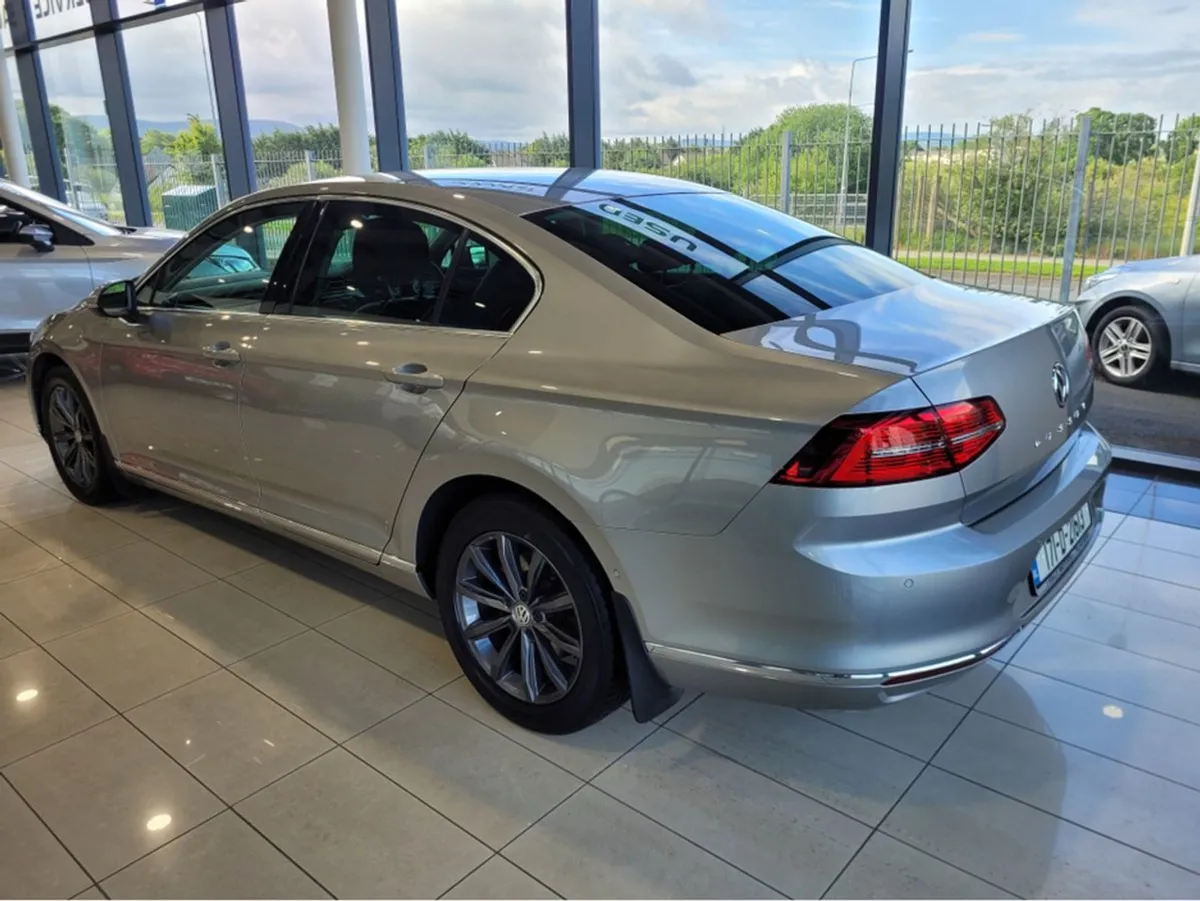 Volkswagen Passat Highline 1.6 TDI Manual 6speed - Image 4