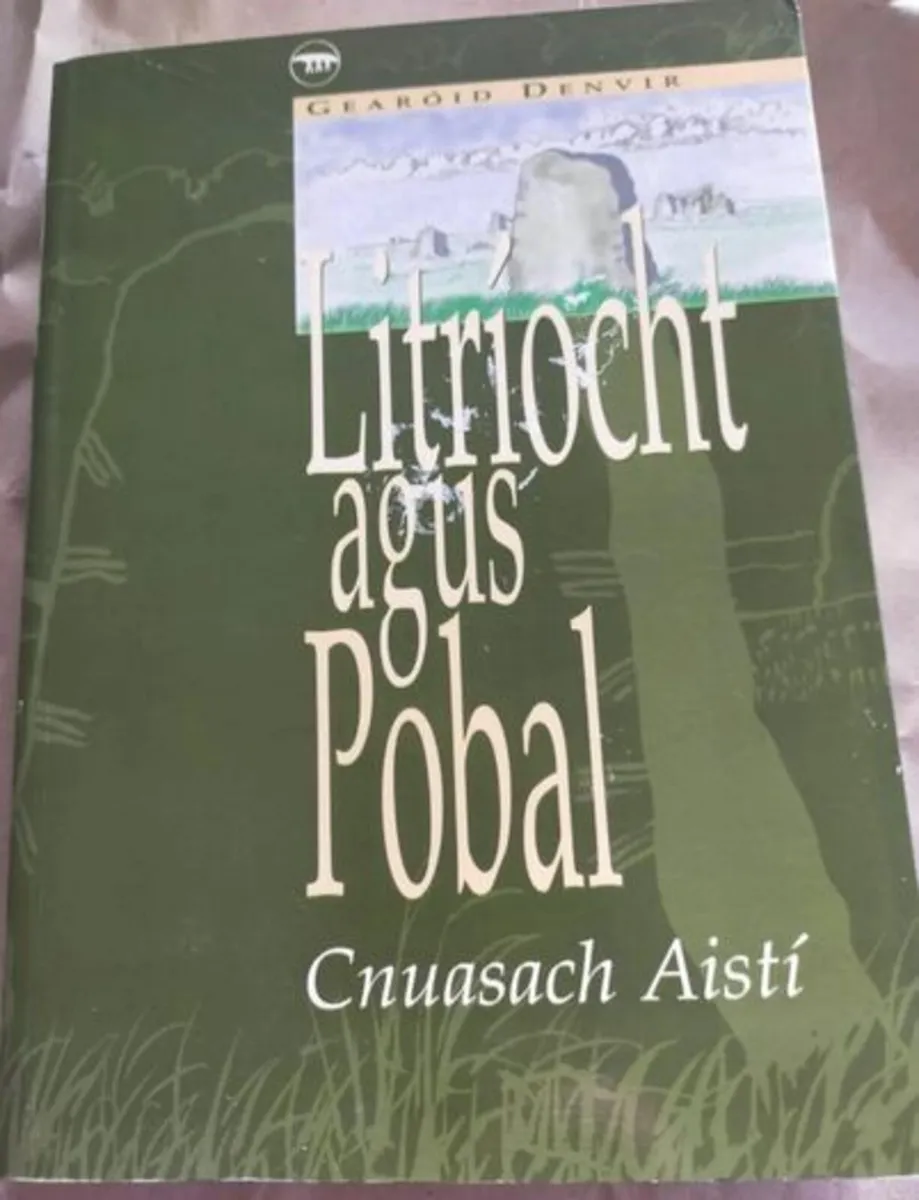 Litriocht Agus Pobal (Irish Edition)