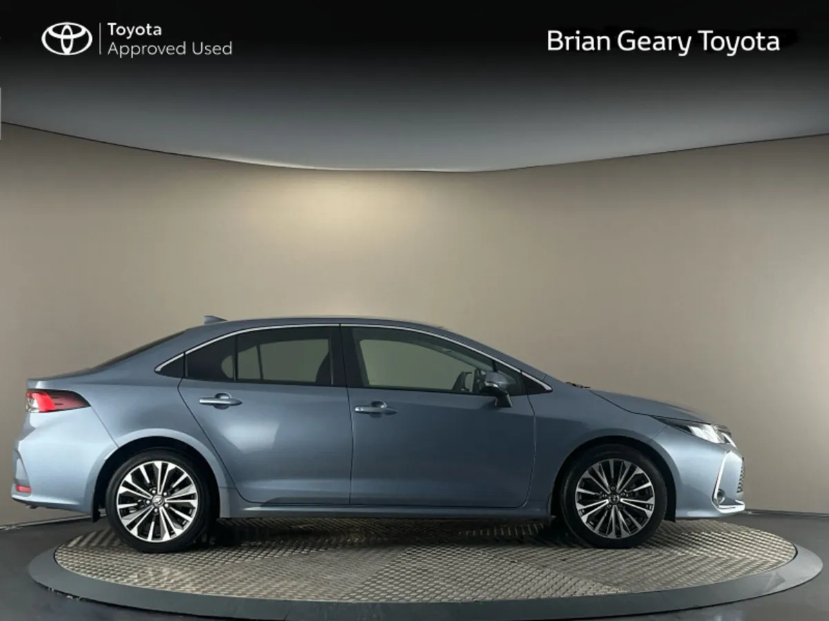 Toyota Corolla HYBRID LUNA SPORT SALOON - Image 3