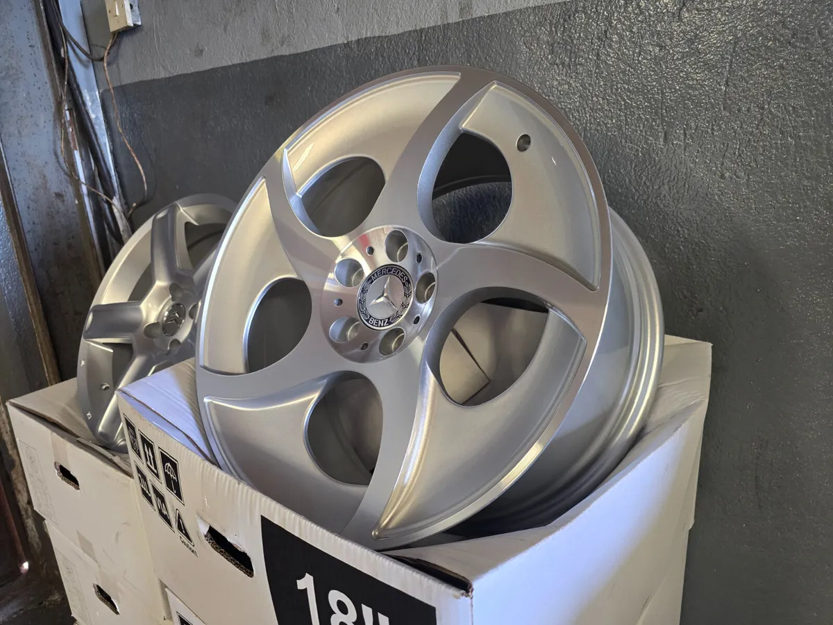 **Special** 18" Mercedes Alphard New Style - Image 1