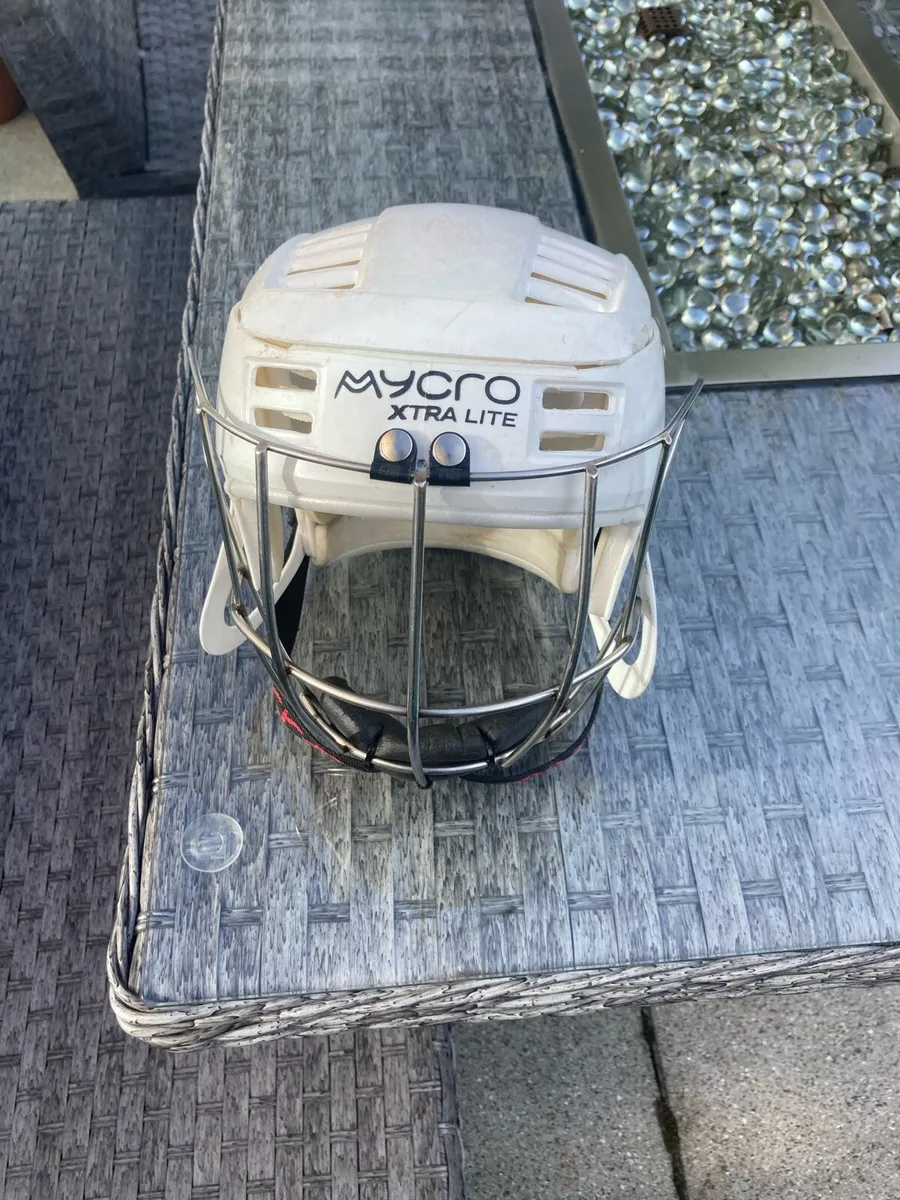 Hurling helmet - Image 1