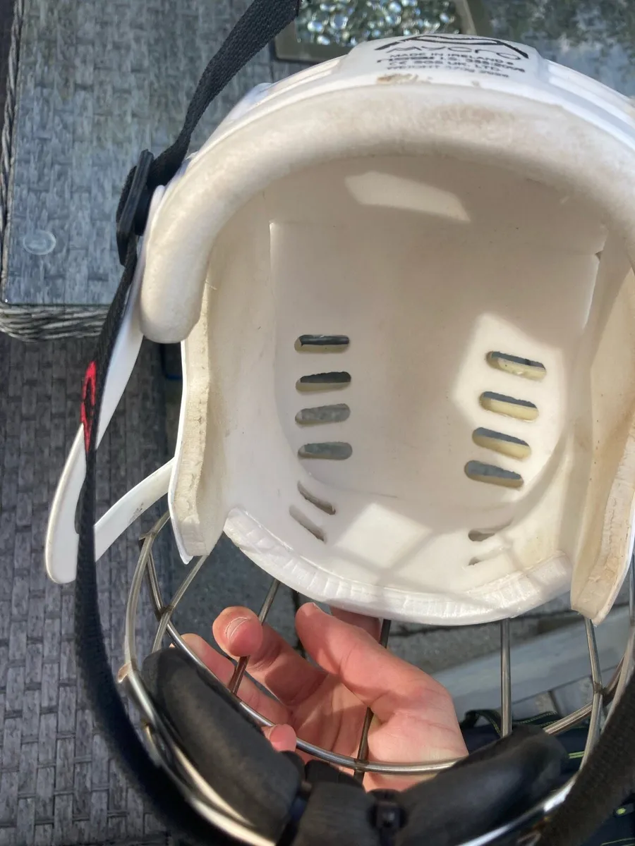 Hurling helmet - Image 3