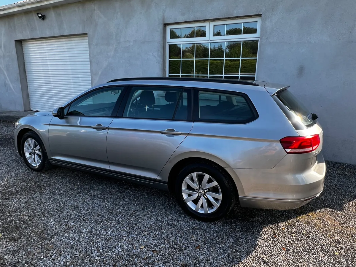 2017 Volkswagen Passat 1.6L TDI Estate - Image 3