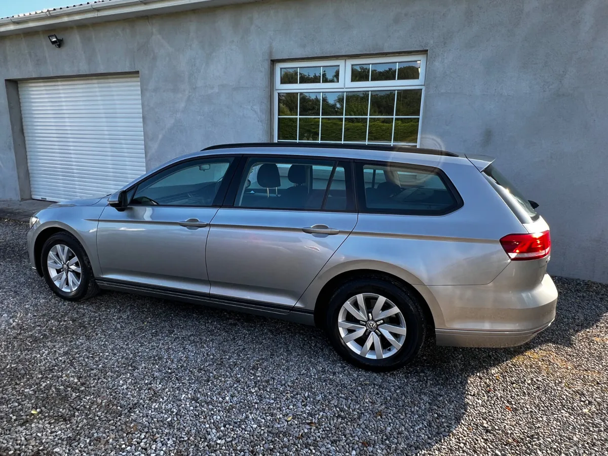 2017 Volkswagen Passat 1.6L TDI Estate - Image 4